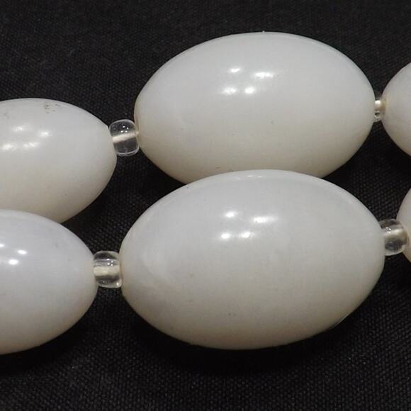 Vintage 1950s White Lucite Bead Necklace 2 Strands Graduated Oval Beads - Picture 7 of 7